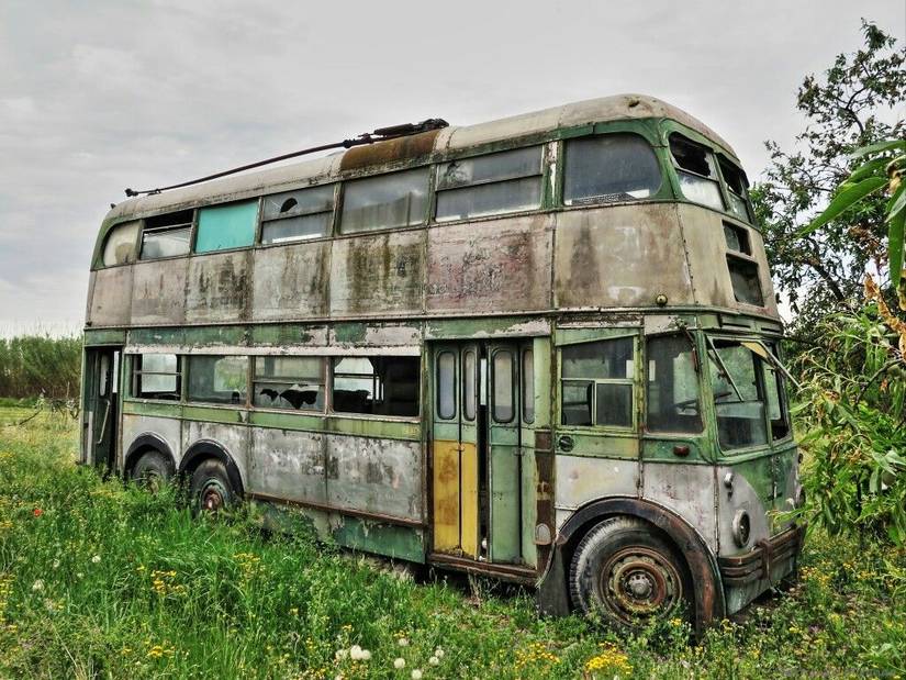 22 Mysterious Pictures Of Deserted Buses