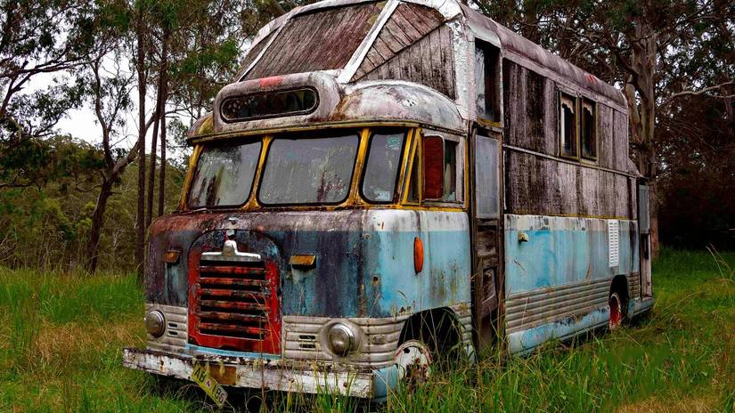 22 Mysterious Pictures Of Deserted Buses