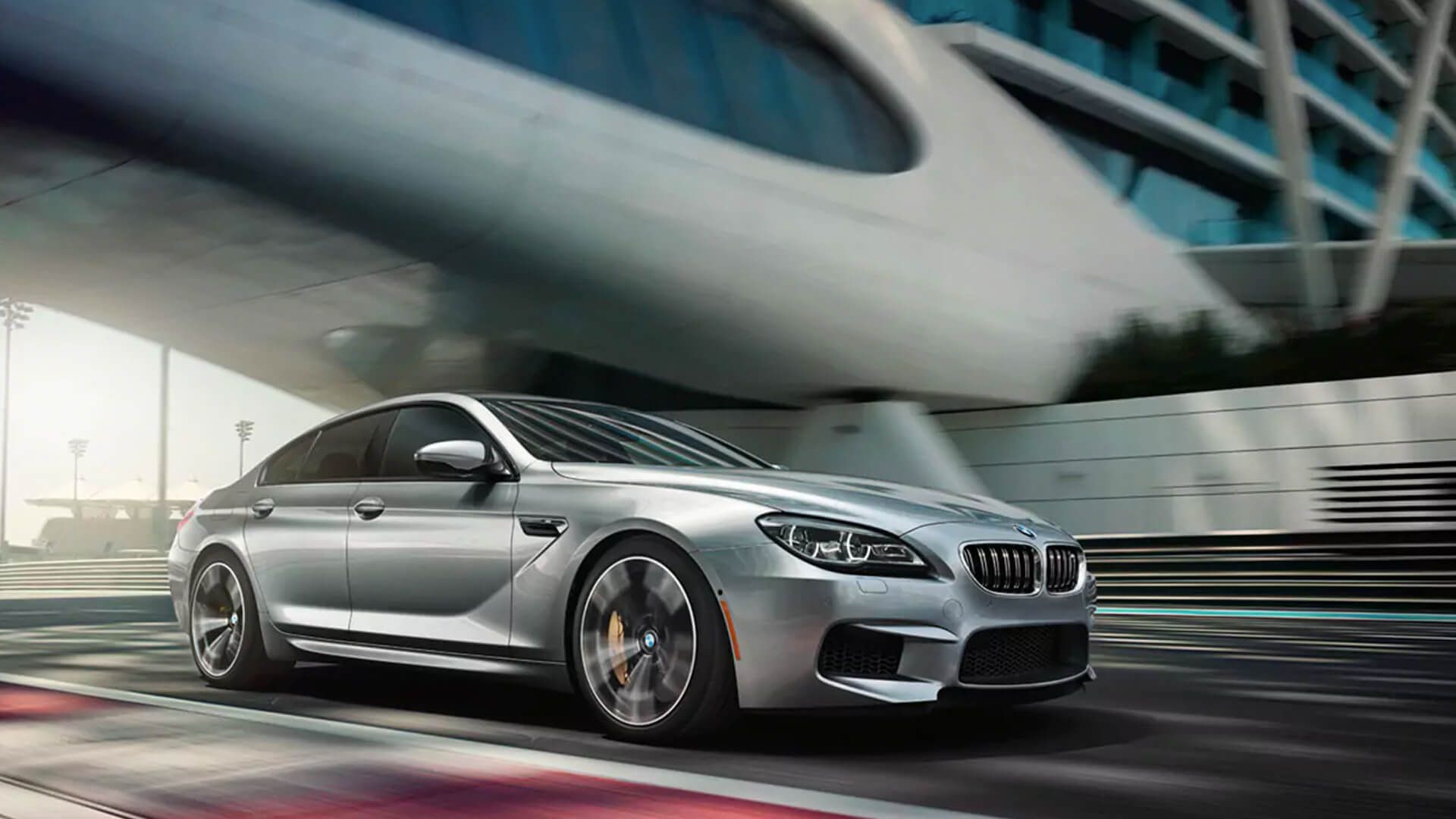 Foto em close do BMW M6 Gran Coupe 2019 acelerando em uma pista de corrida