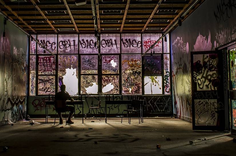 25 Pics Of Abandoned Cars And Factories Along The Rust Belt