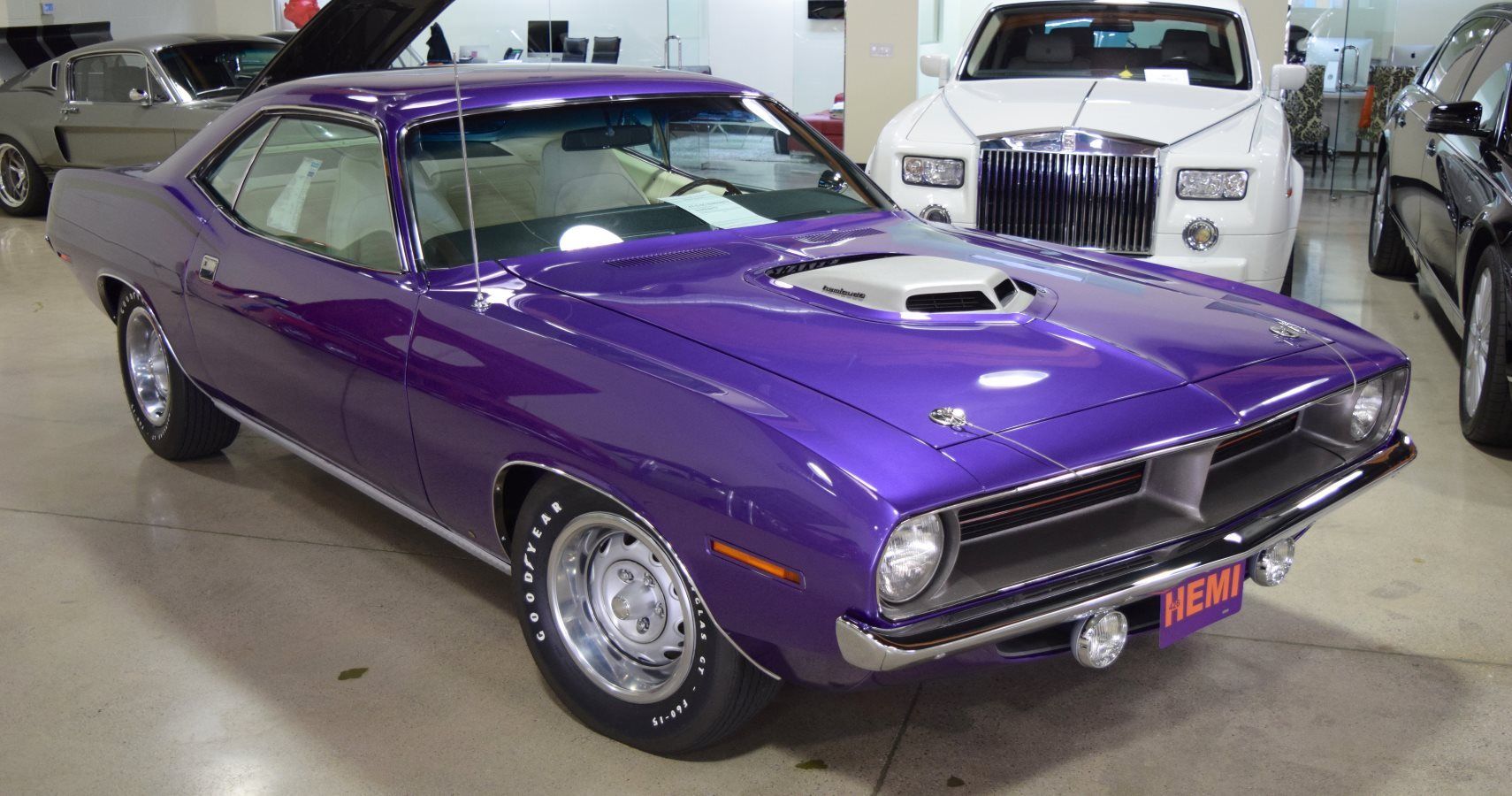 1970 Plymouth Barracuda Gets Completely Restored With V8 Hemi