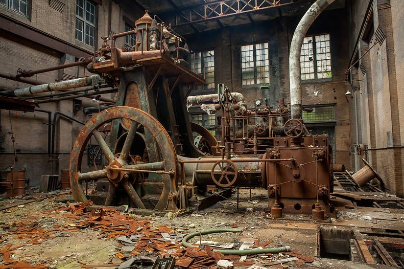 25 Pics Of Abandoned Cars And Factories Along The Rust Belt