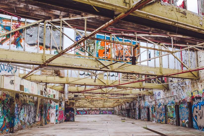 25 Pics Of Abandoned Cars And Factories Along The Rust Belt