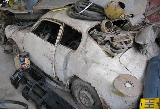 15 Sad Pics Of Cars Rusting In Cuba (And 10 Restored Better Than Ever)