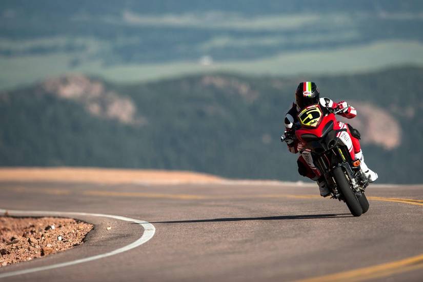 25 Photos From The Most Exhilarating Motorbike Races Across The World