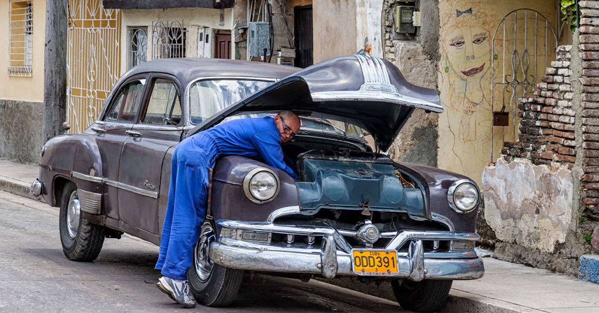 15 Sad Pics Of Cars Rusting In Cuba (And 10 Restored Better Than Ever)