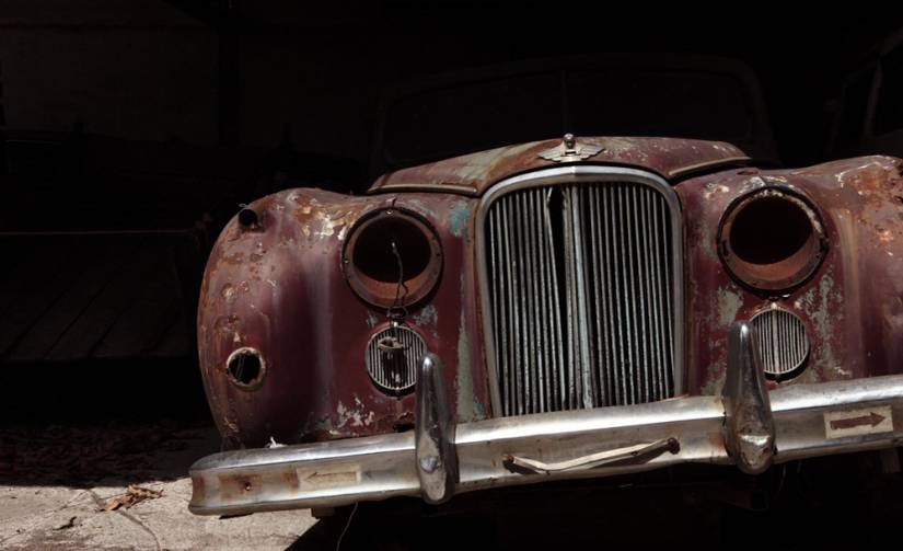 15 Sad Pics Of Cars Rusting In Cuba (And 10 Restored Better Than Ever)