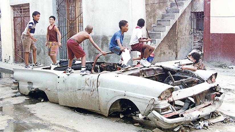 15 Sad Pics Of Cars Rusting In Cuba (And 10 Restored Better Than Ever)