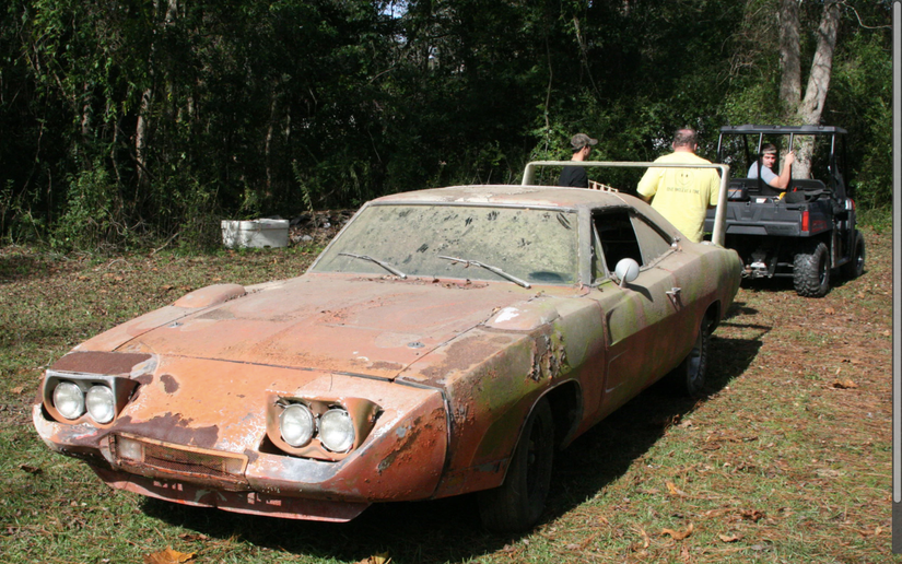 10 Muscle Cars Left To Rust Away (And 10 Messed Up By Mods)
