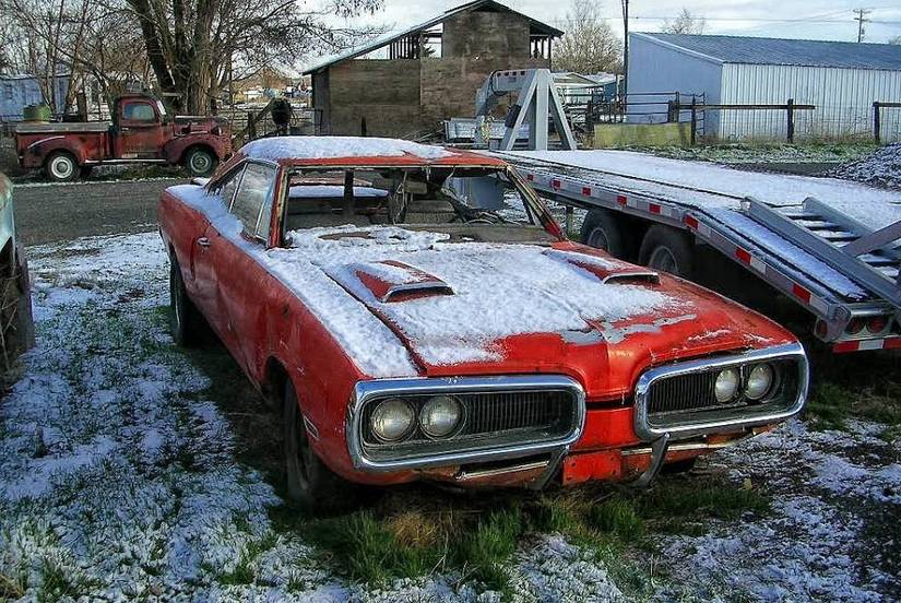 10 Muscle Cars Left To Rust Away (And 10 Messed Up By Mods)