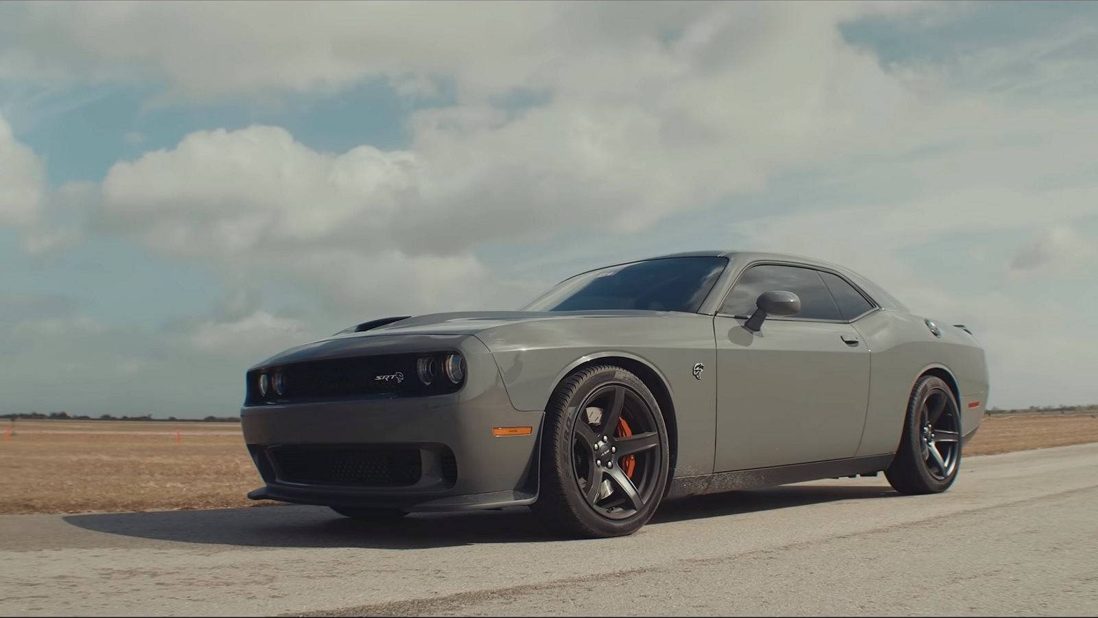 Corvette Z06 Takes On Dodge Challenger Hellcat In 1/2-Mile Drag Race