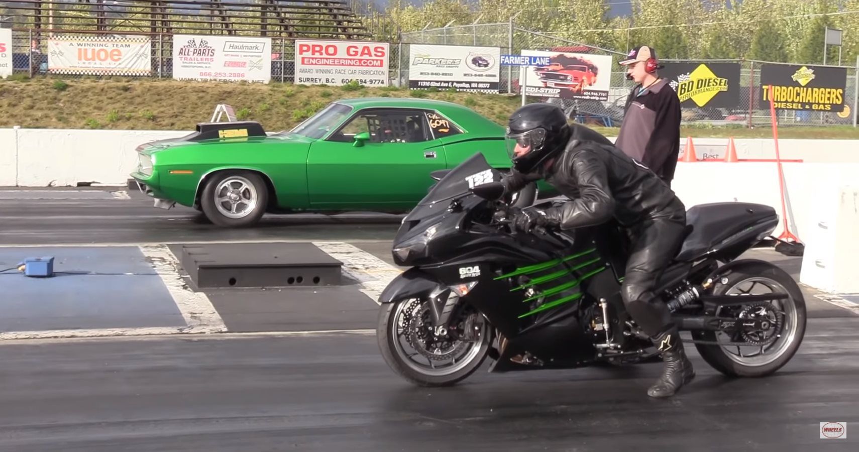 900 HP Muscle Car Takes On Kawasaki Ninja Street Bike In Drag Race