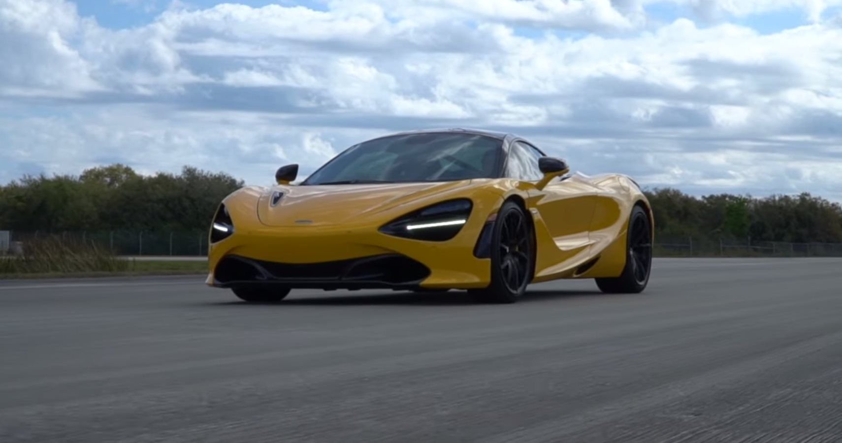 McLaren 720S Reaches For Its Max Speed Of 212 MPH In Standing Mile Run