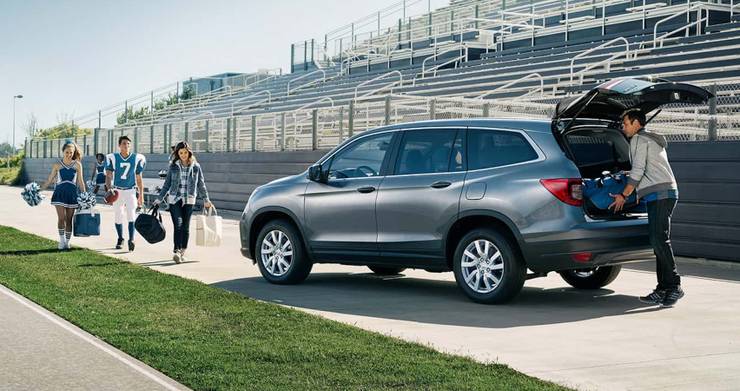 familie încărcarea portbagajul unui Honda Pilot