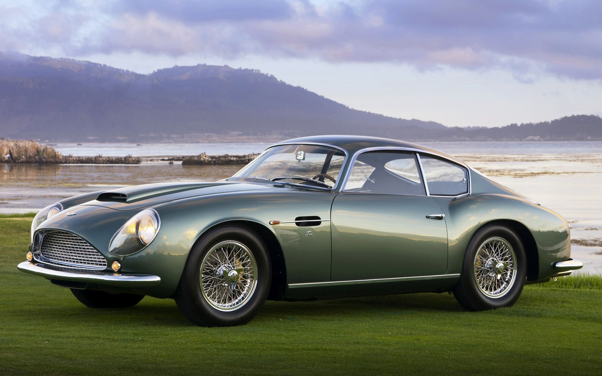 1960 Aston Martin DB4 GT Zagato estacionado na grama