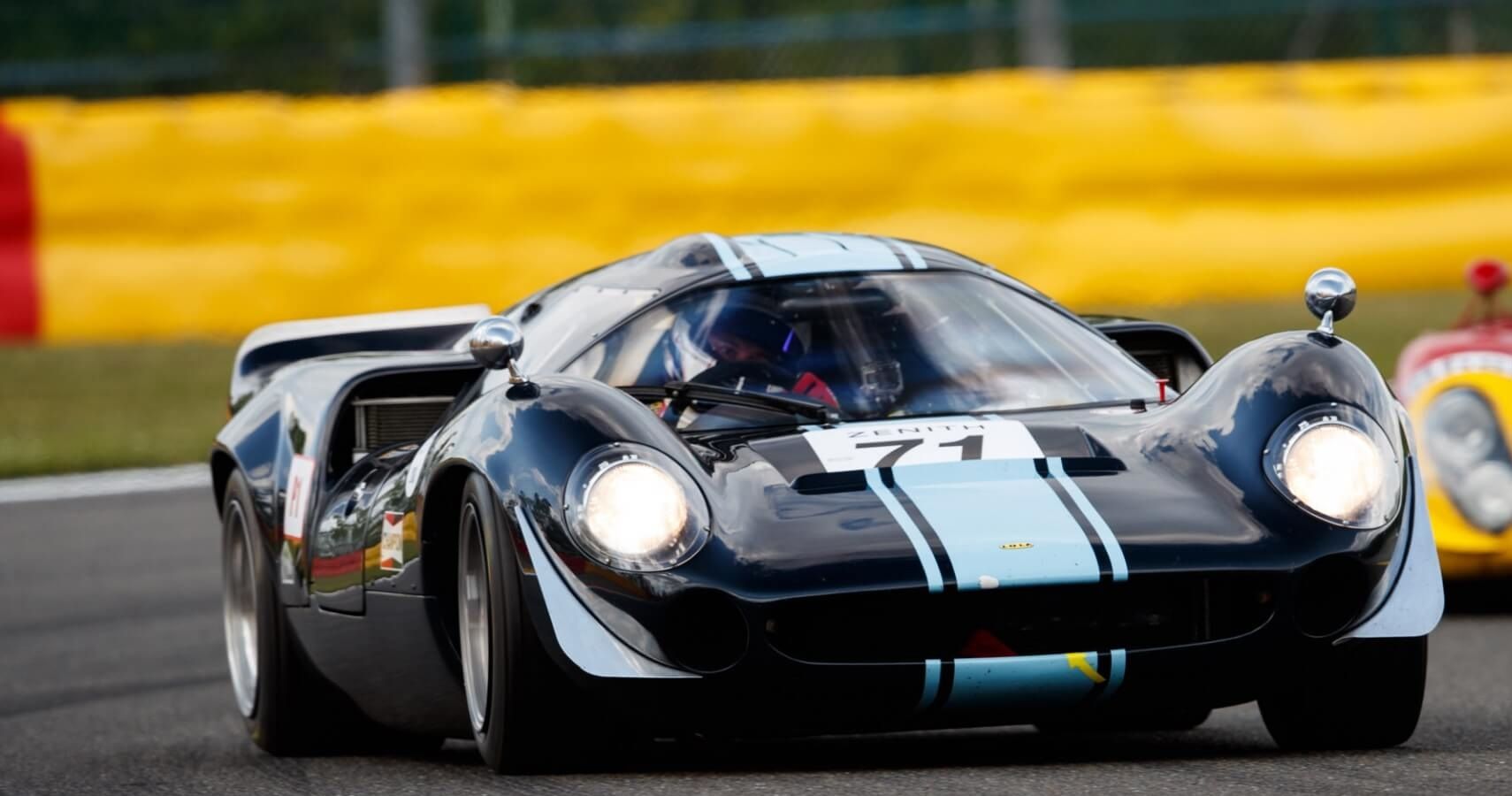 洋書 LOLA T70　The Racing History & ~ 背割れあり The Lola T70 Captured in Art | Hagerty UK