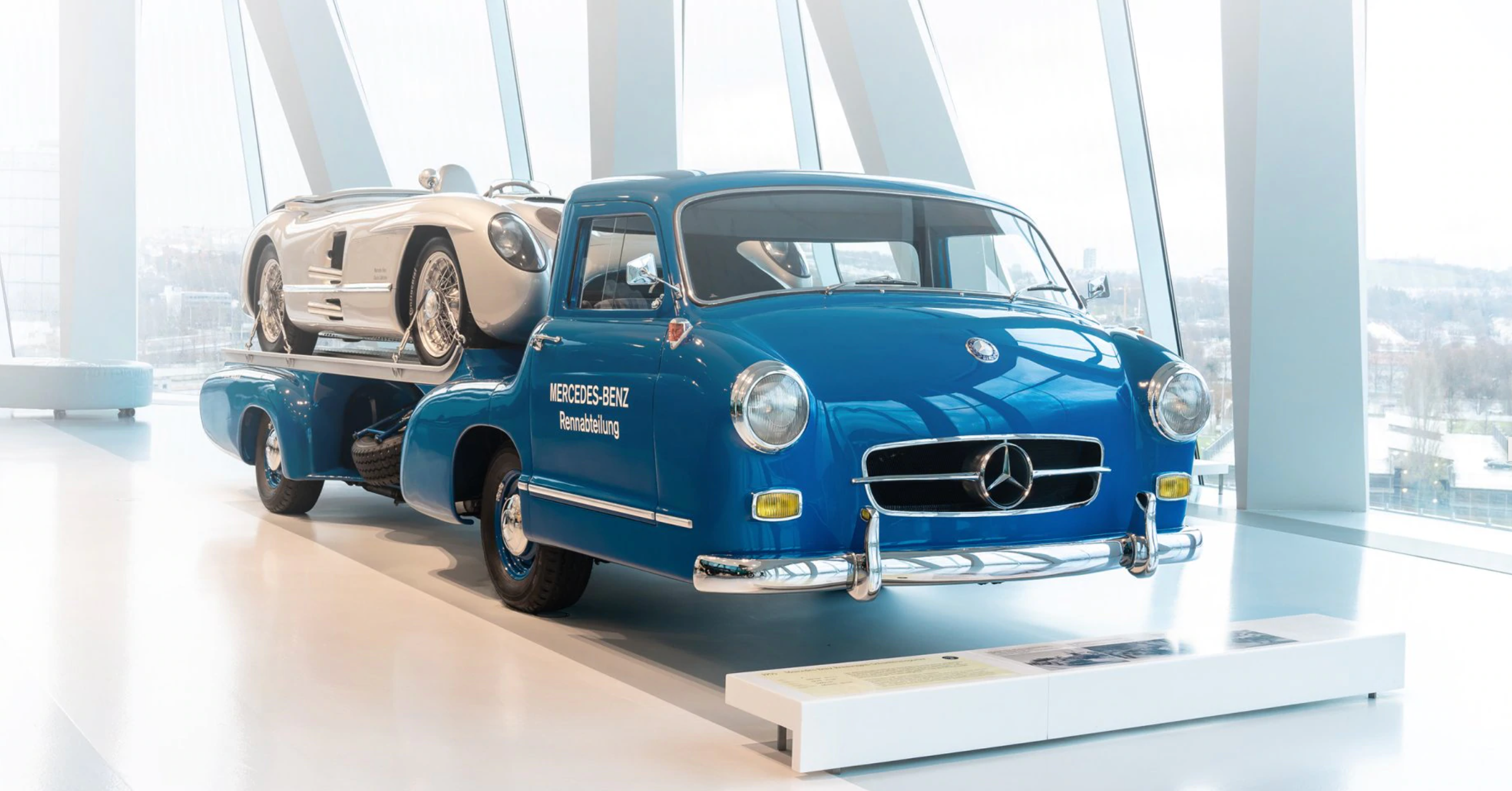 CMC - 1:18 1955 Mercedes-Benz Racing Car Transporter, Le Mans 'Blue