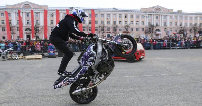 stunt show with wheelie being the warm up show