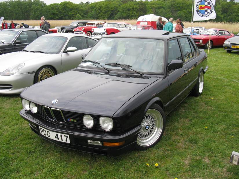 A Detailed Look Back At The BMW E28 M5