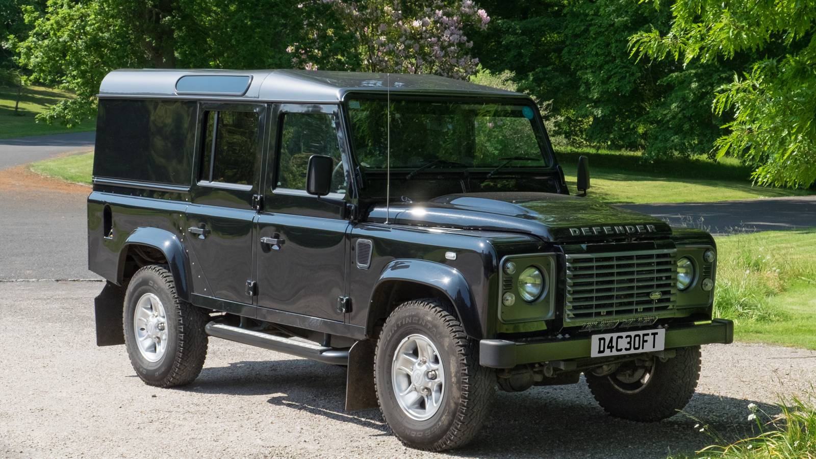 Here's The Coolest Features Of The Land Rover Defender