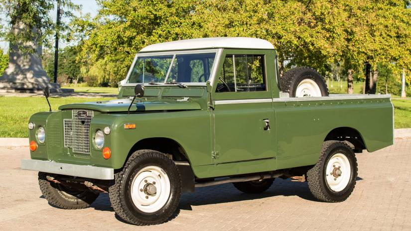 These Classic Land Rovers Are Begging To Go Off-Road