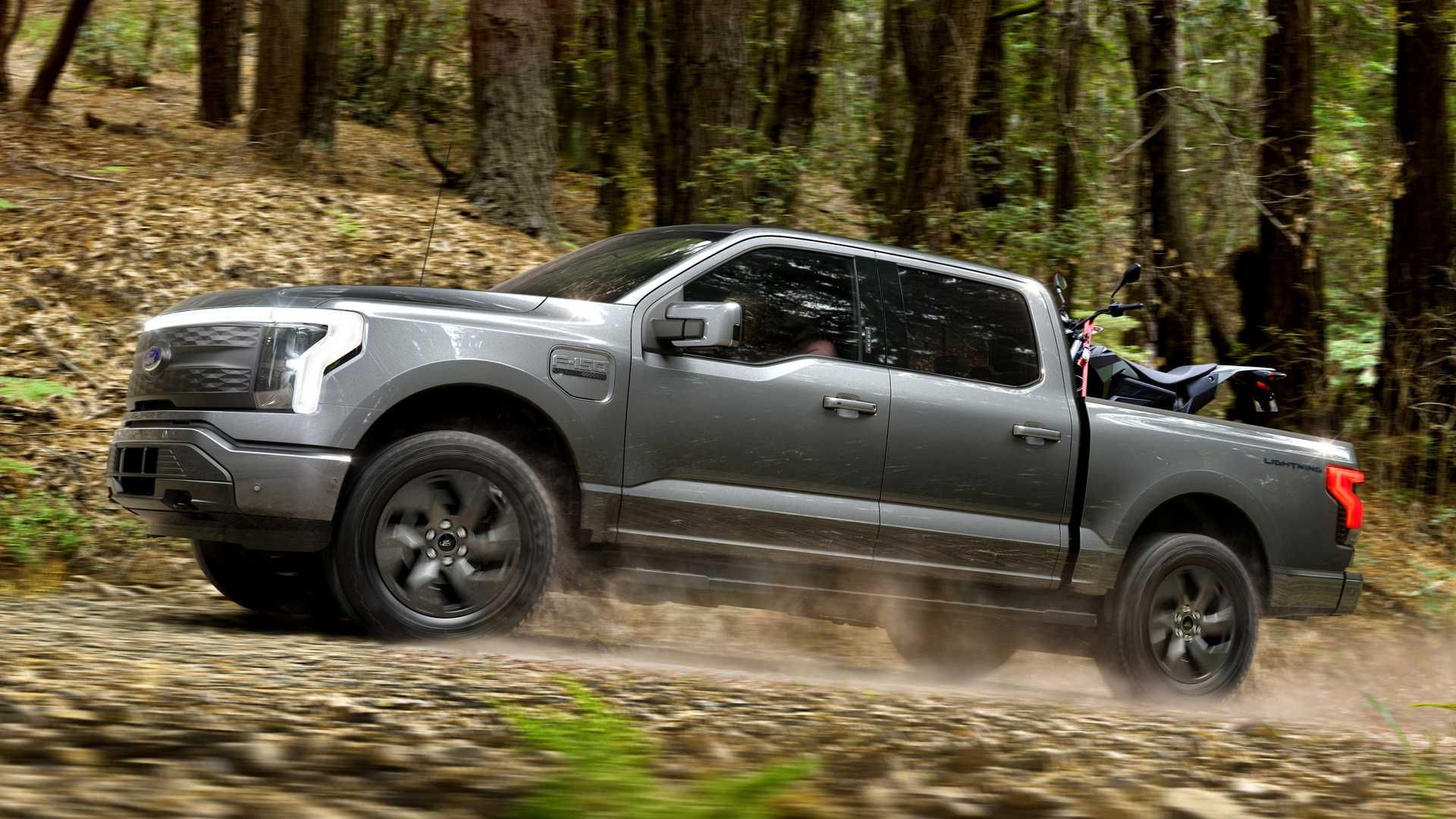 Caminhão elétrico relâmpago Ford F-150 na floresta