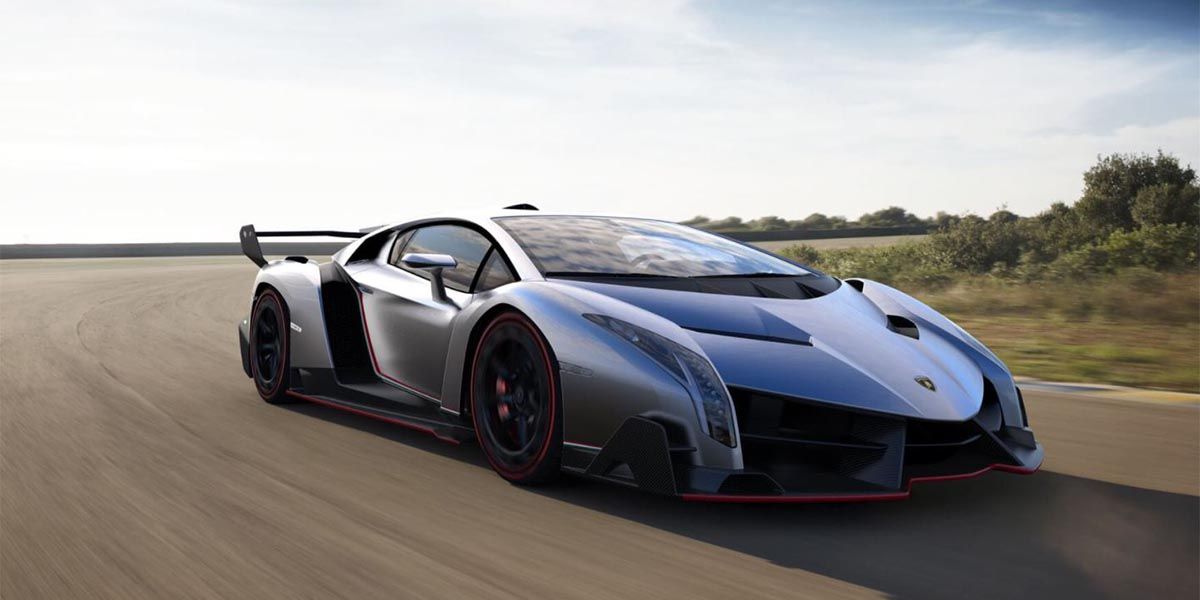 Condução de carro esportivo cinza Lamborghini Veneno