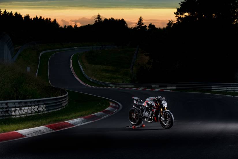 MV Agusta Superveloce 800 brengt de liefde voor snelheid en design samen MV Agusta Superveloce 800 brengt de liefde voor snelheid en design samen