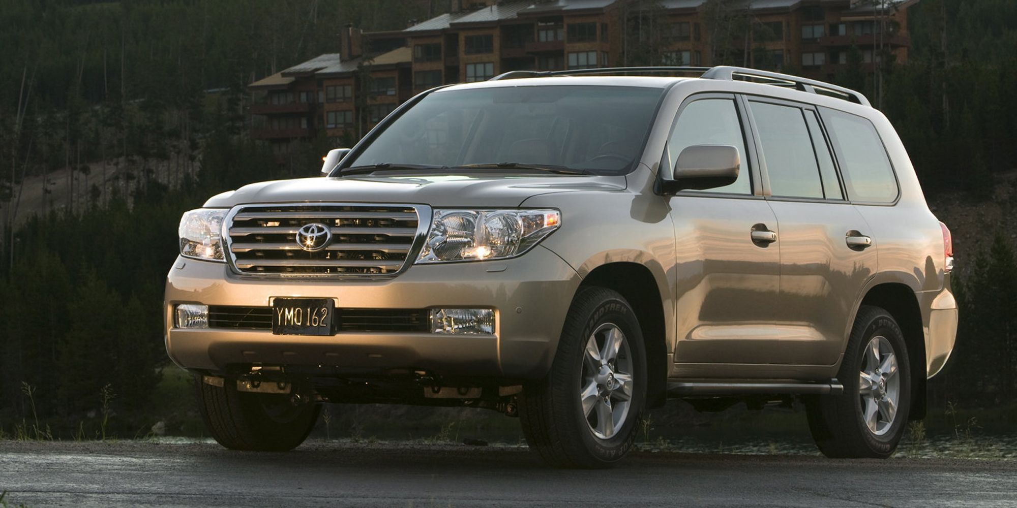 The front of the pre-facelift Land Cruiser