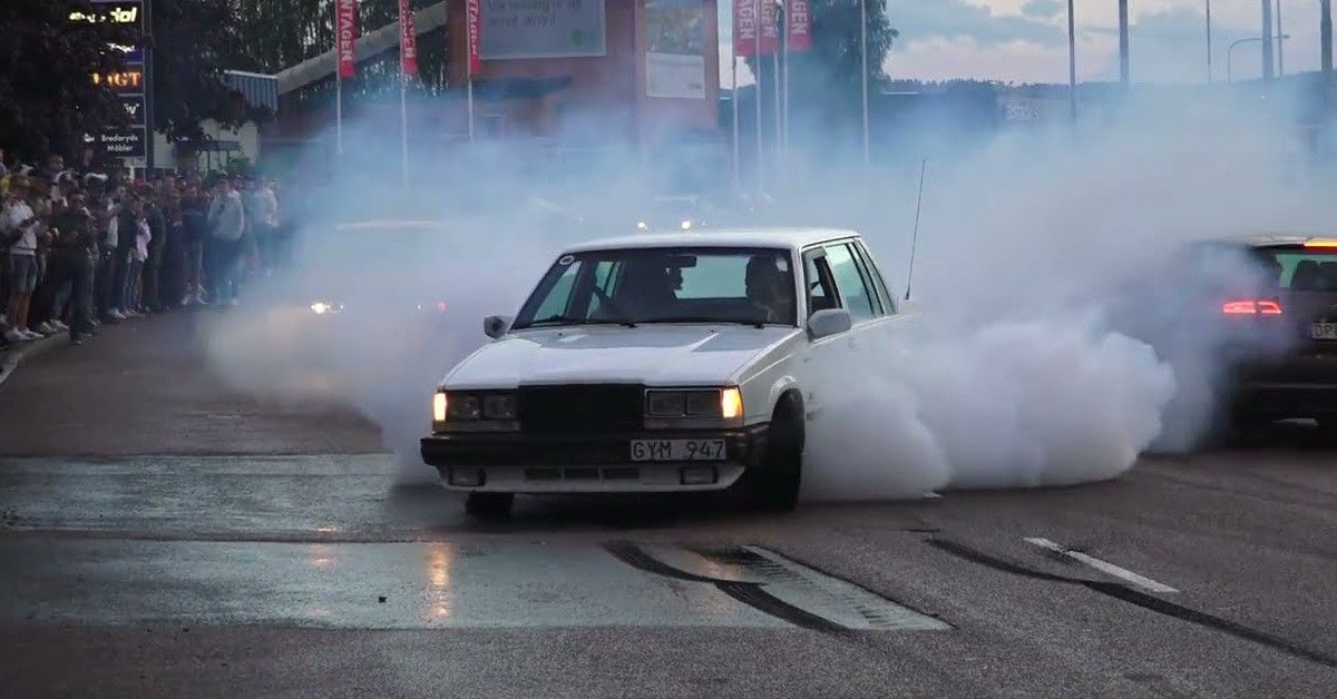 のり burningso Loud And Proud: This Volvo 740 Has Some Fun On the Streets