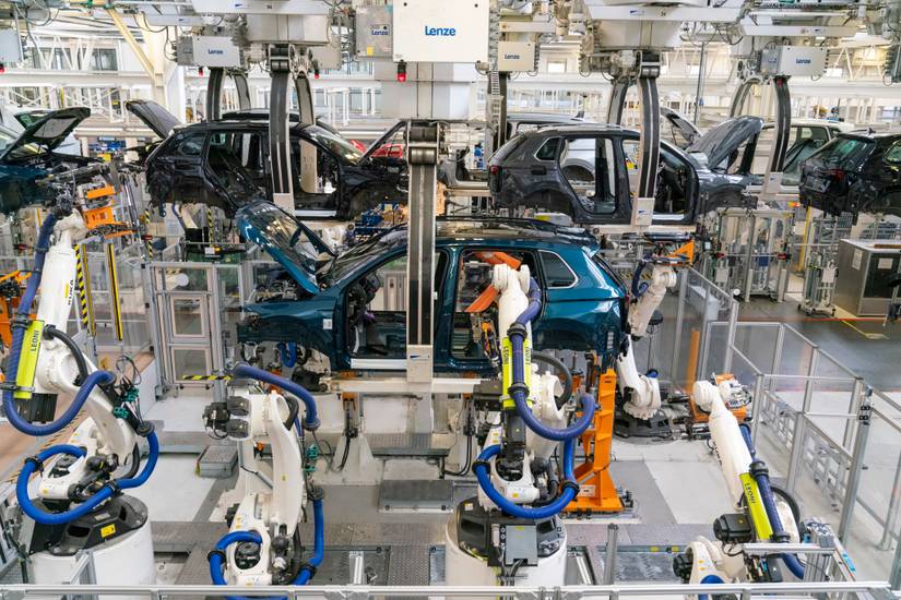 A Detailed Look At The Volkswagen Wolfsburg Plant: World's Largest Car ...