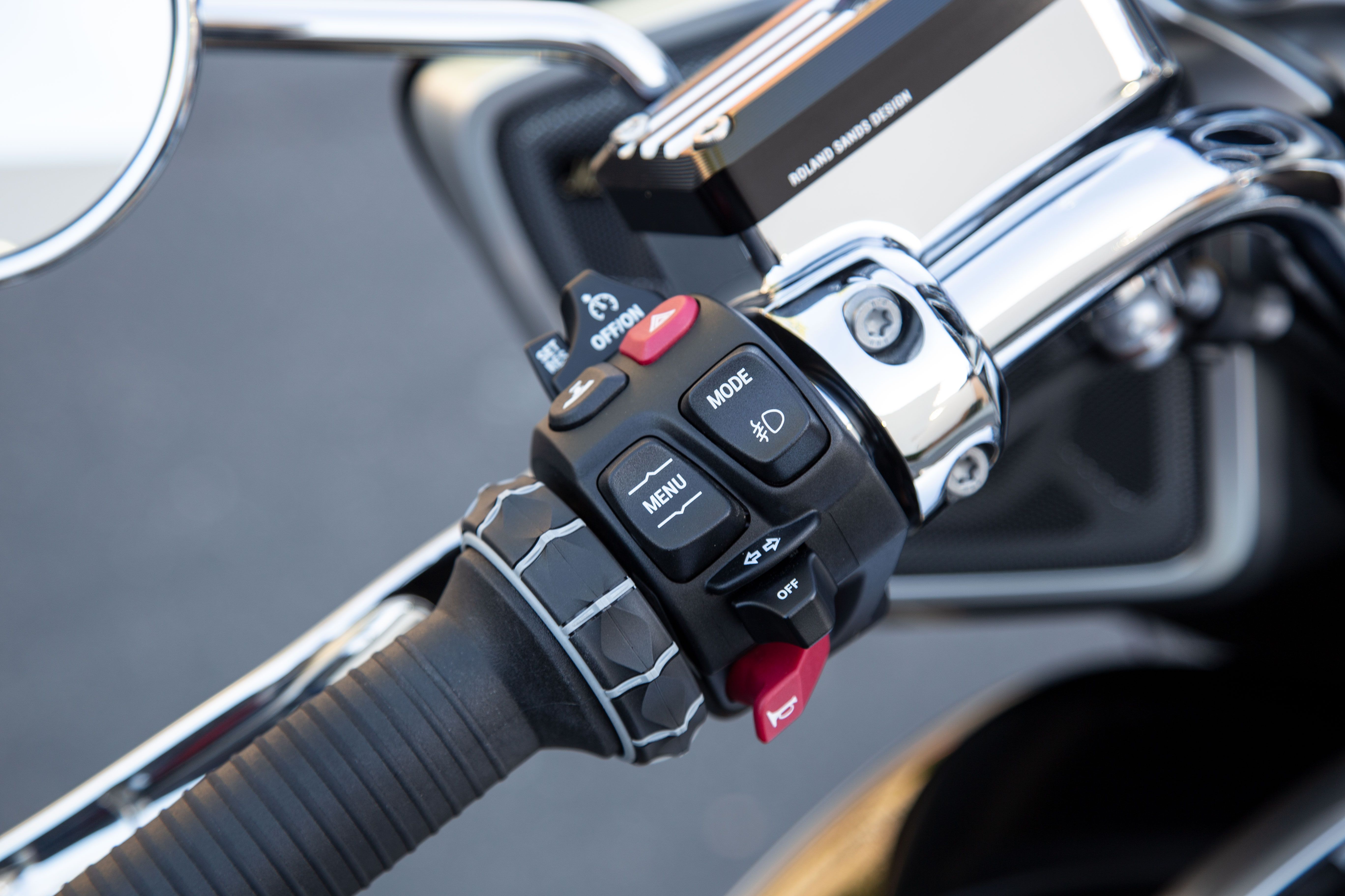 2022 BMW R18 Transcontinental Motorcycle Handlebar Controls