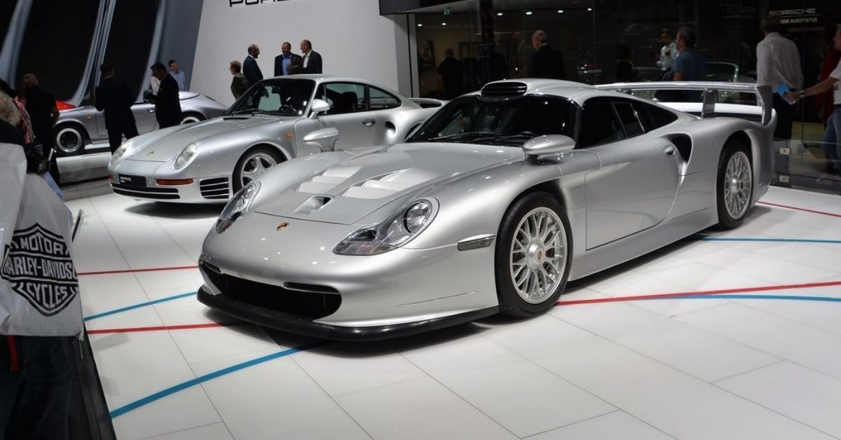 Versão do Porsche 911 GT1 Strassen 1997 em frente prateada, vista do terceiro quarto