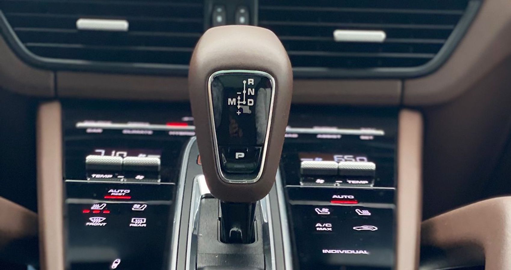 Cayenne Turbo S E-Hybrid-Shift close up