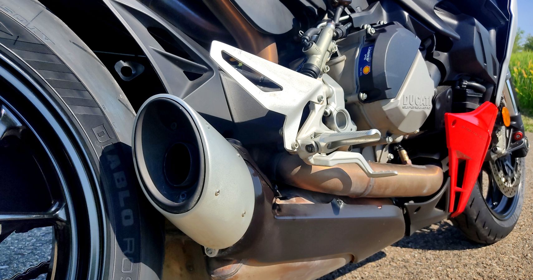 2022 Ducati Streetfighter V2 Exhaust and engine