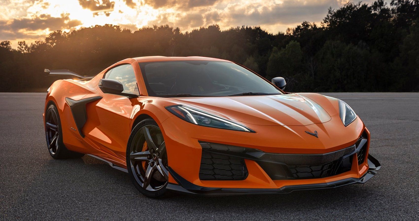 2023 シボレー・コルベット Z06 2023 (トーチレッド) チェイスカー 2023 Chevrolet Corvette Z06: Friendly on the Road, Monster