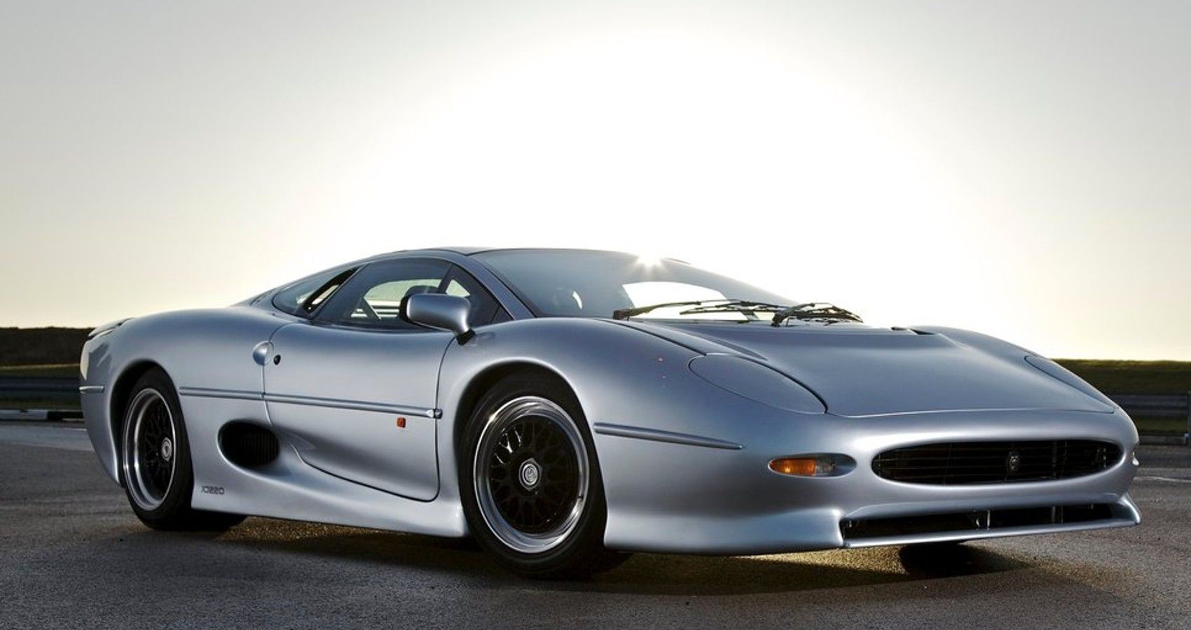 ジャガー　XJ220 Flawed but Awesome: Jaguar's XJ220 Supercar is 25 Years Old