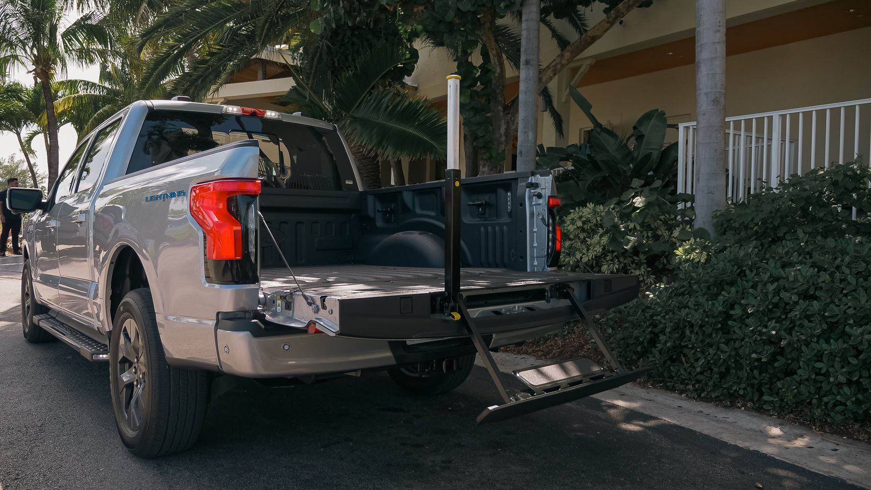 2022 Ford F-150 Lightning Tailgate step up