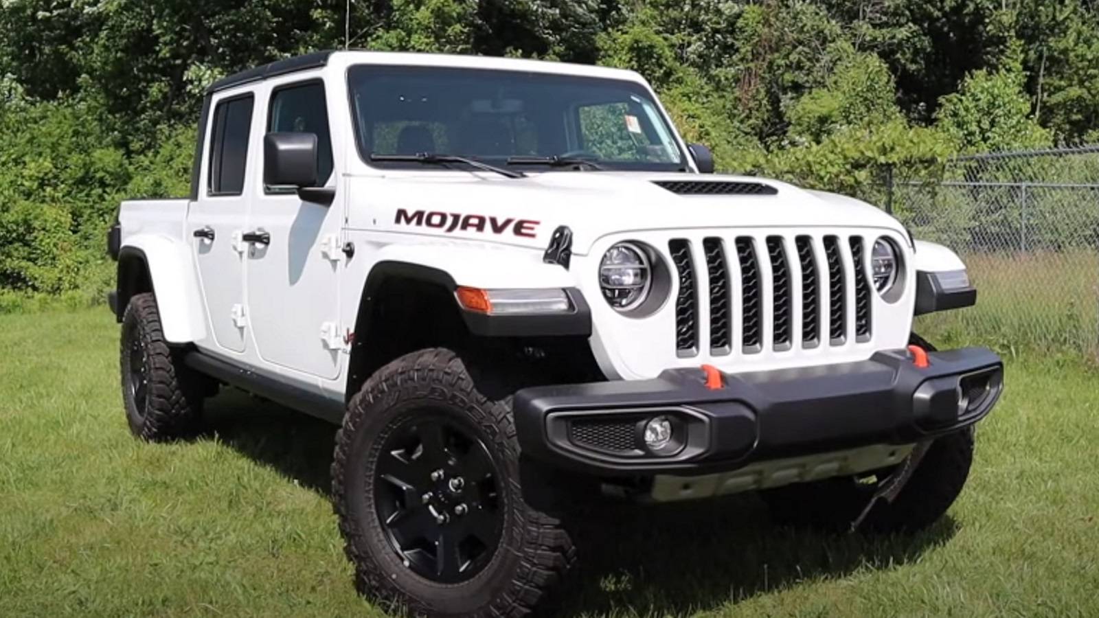 the-2022-jeep-gladiator-mohave-4x4-shines-on-the-off-road