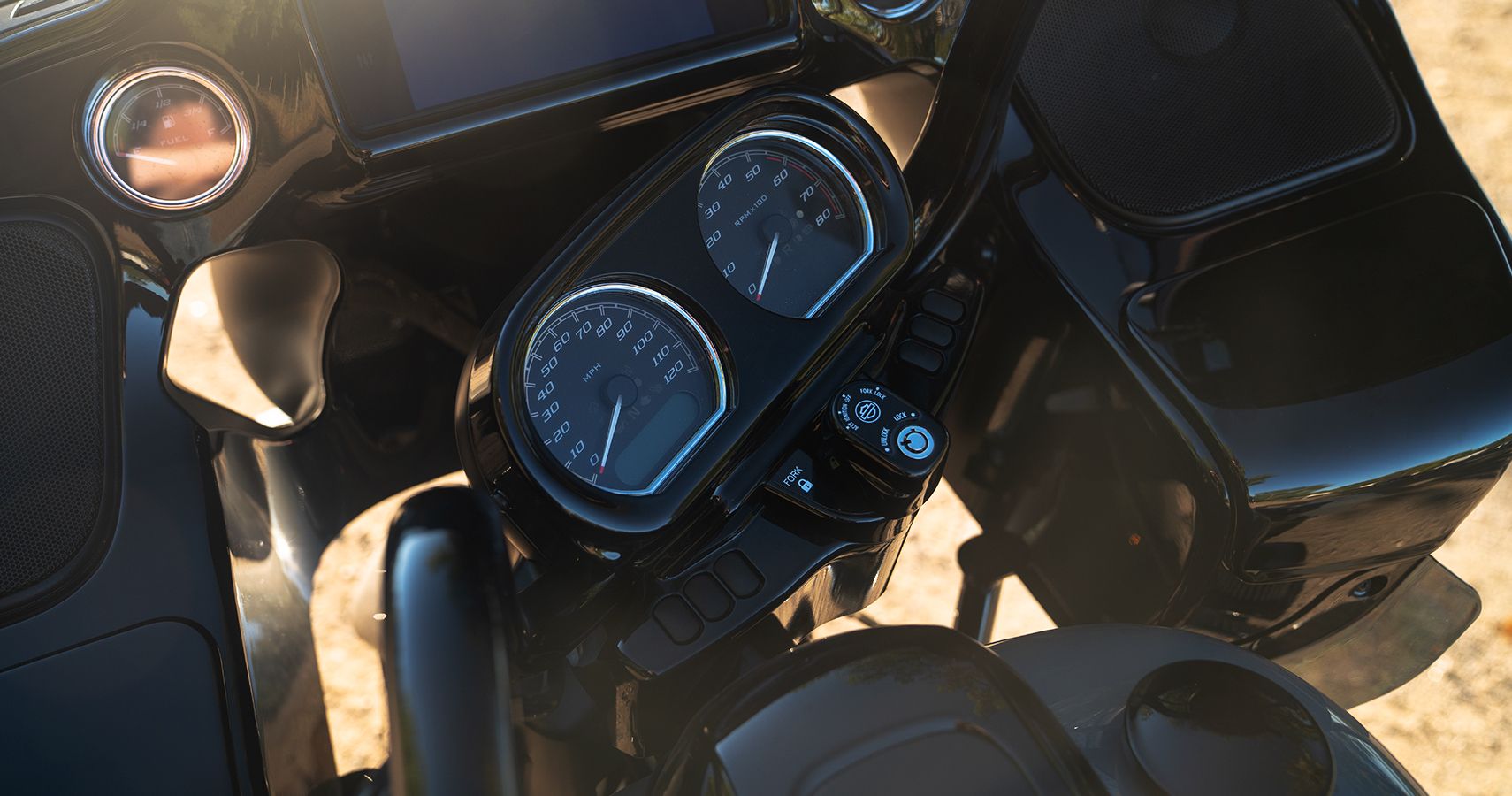 2022 Harley-Davidson Road Glide ST gauges