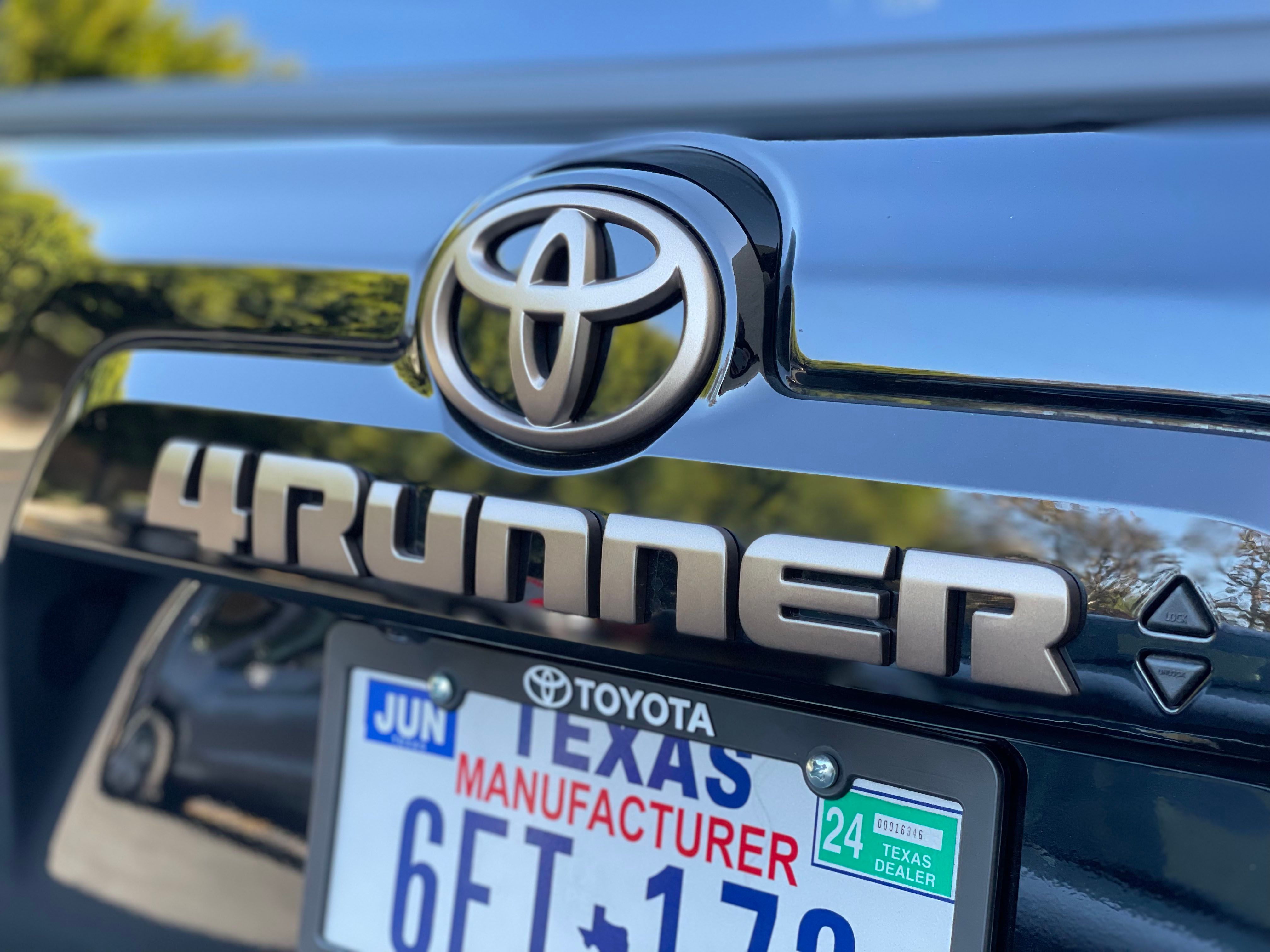 Эмблема специального выпуска, посвященного 40-летию Toyota 4Runner 2023