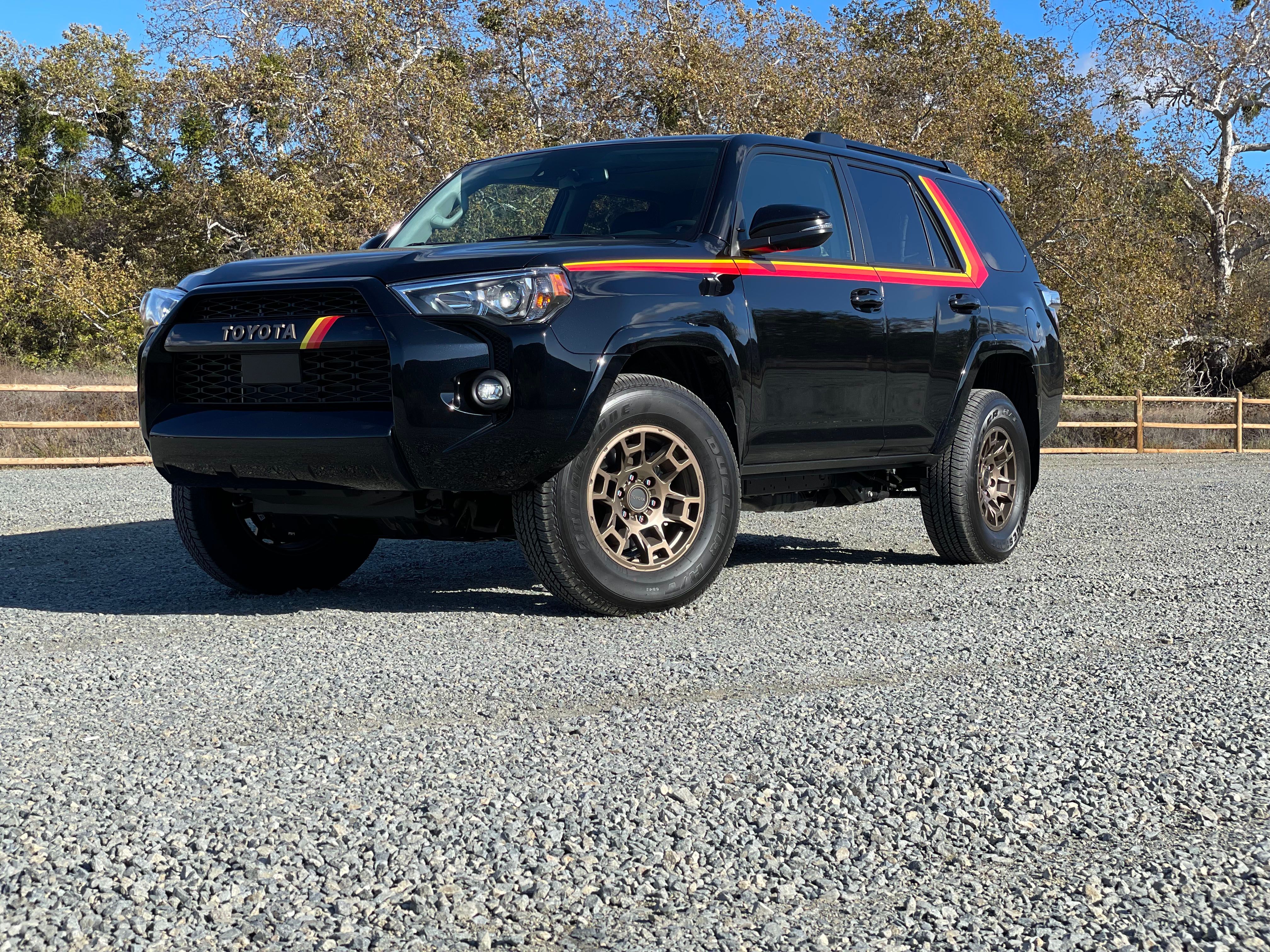 Черный Toyota 4Runner, посвященный 40-летию 2023 года, на дороге