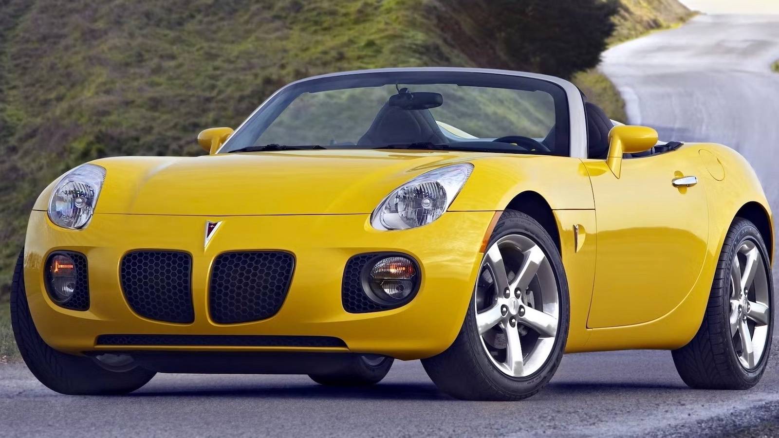 Why The Pontiac Solstice Is One Of The Biggest Sports Car Flops Of The ...