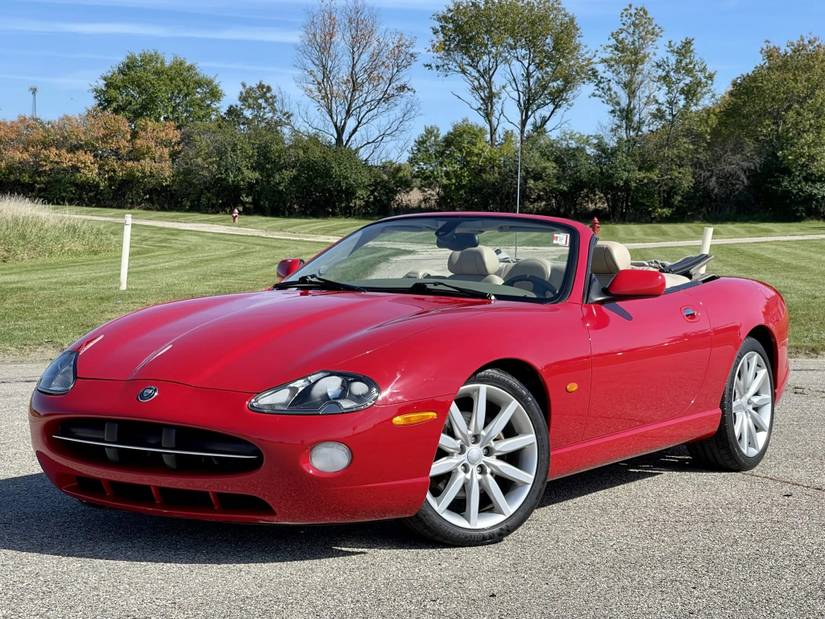 JAGUAR XK8 cabriolet rouge cardinal 1/43 RHD JAGUAR XK8 cabriolet rouge cardinal 1/43 RHD