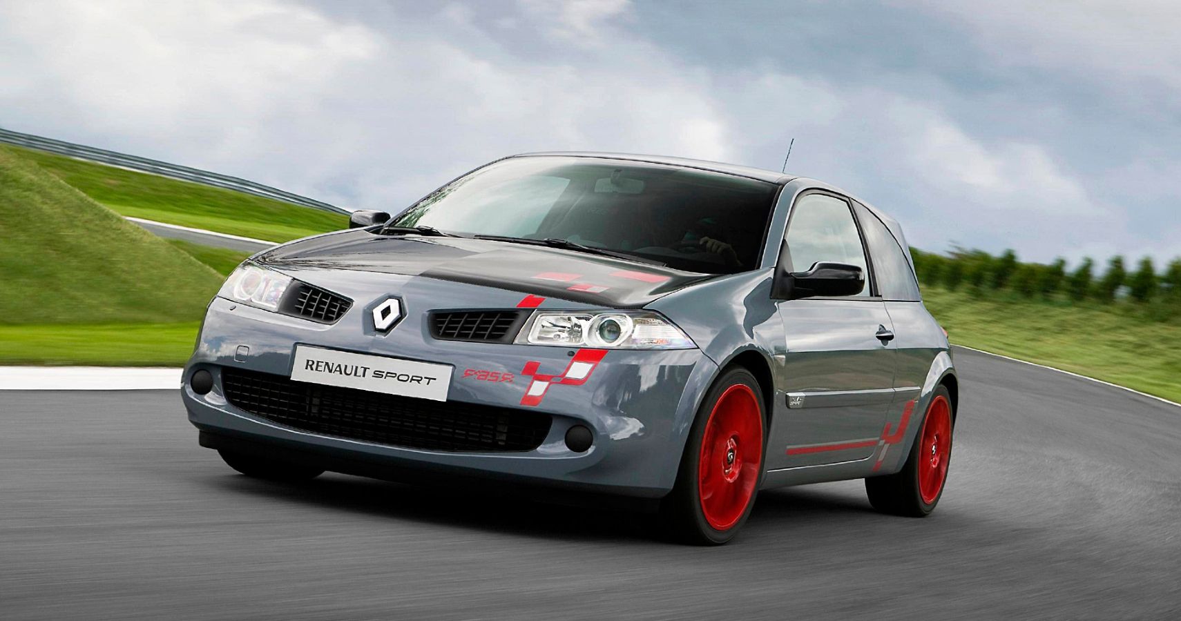 10 Reasons Why The Renault R26.R Is Known As The GT3 Of Hot Hatches