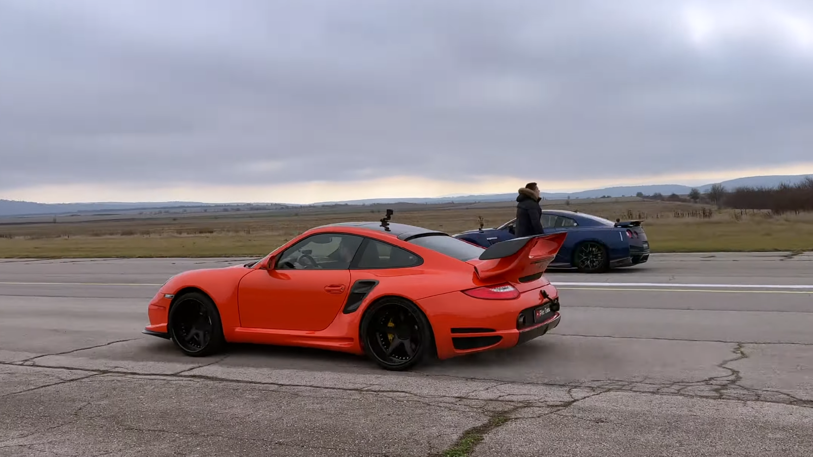 Porche R35 6-Cylinder Engine Battle: R35 Nissan GT-R Vs 997 Porsche 911 Turbo S