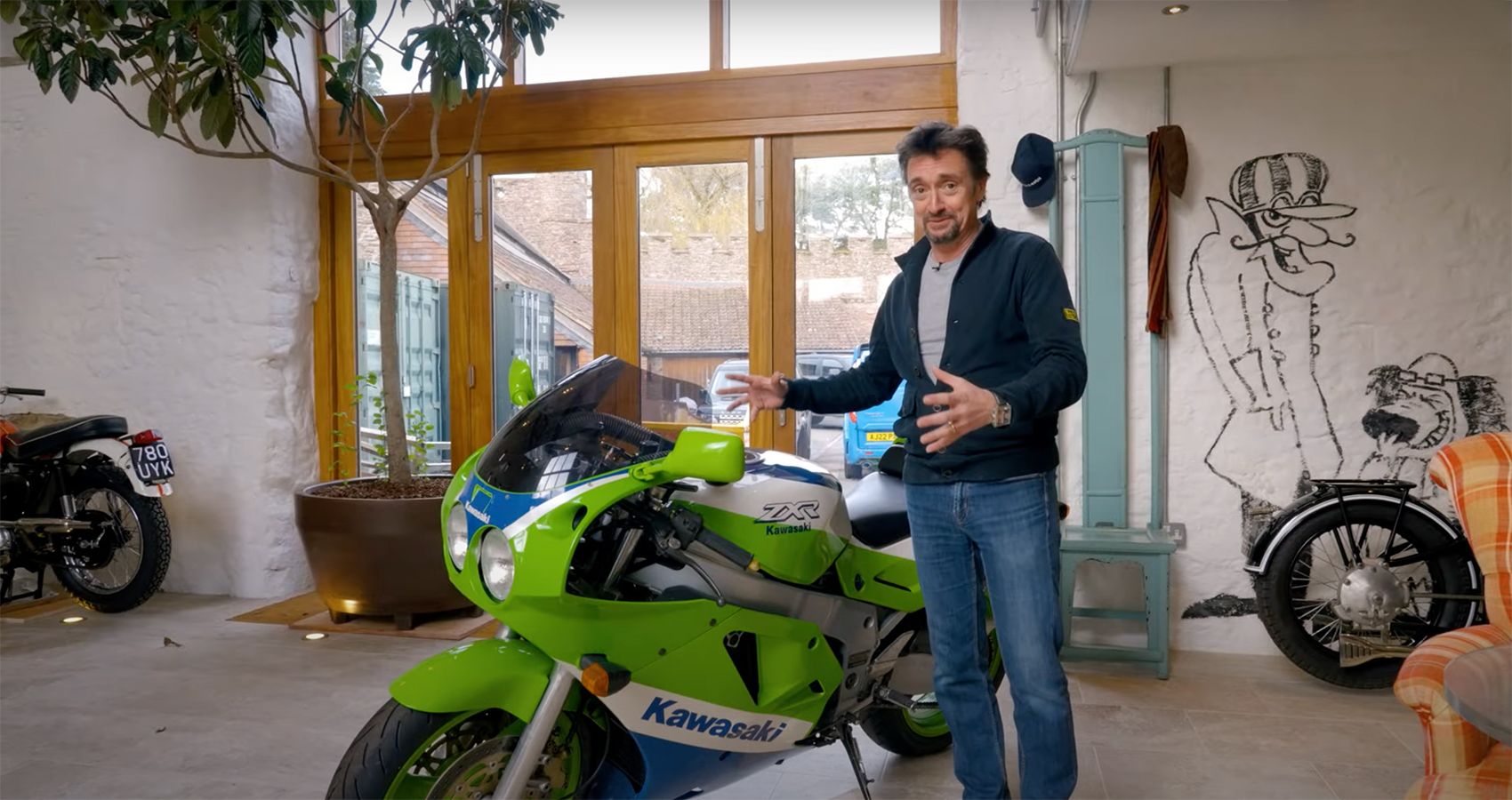 ワールドツアー Richard Hammond Gives Exclusive Tour of His Private Clubhouse