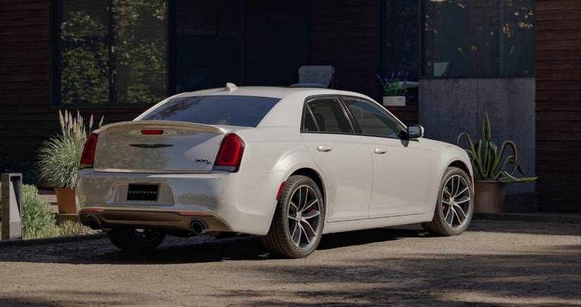 Why The Chrysler 300C Is The Best Luxury Car You've Never Considered