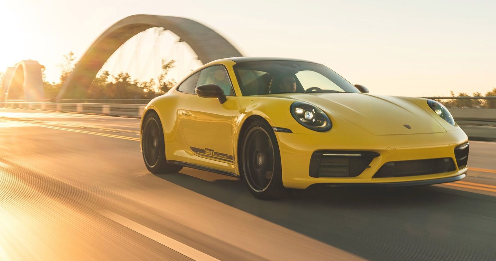 Carro esportivo Porsche 911 Carrera T 2023 em amarelo de corrida