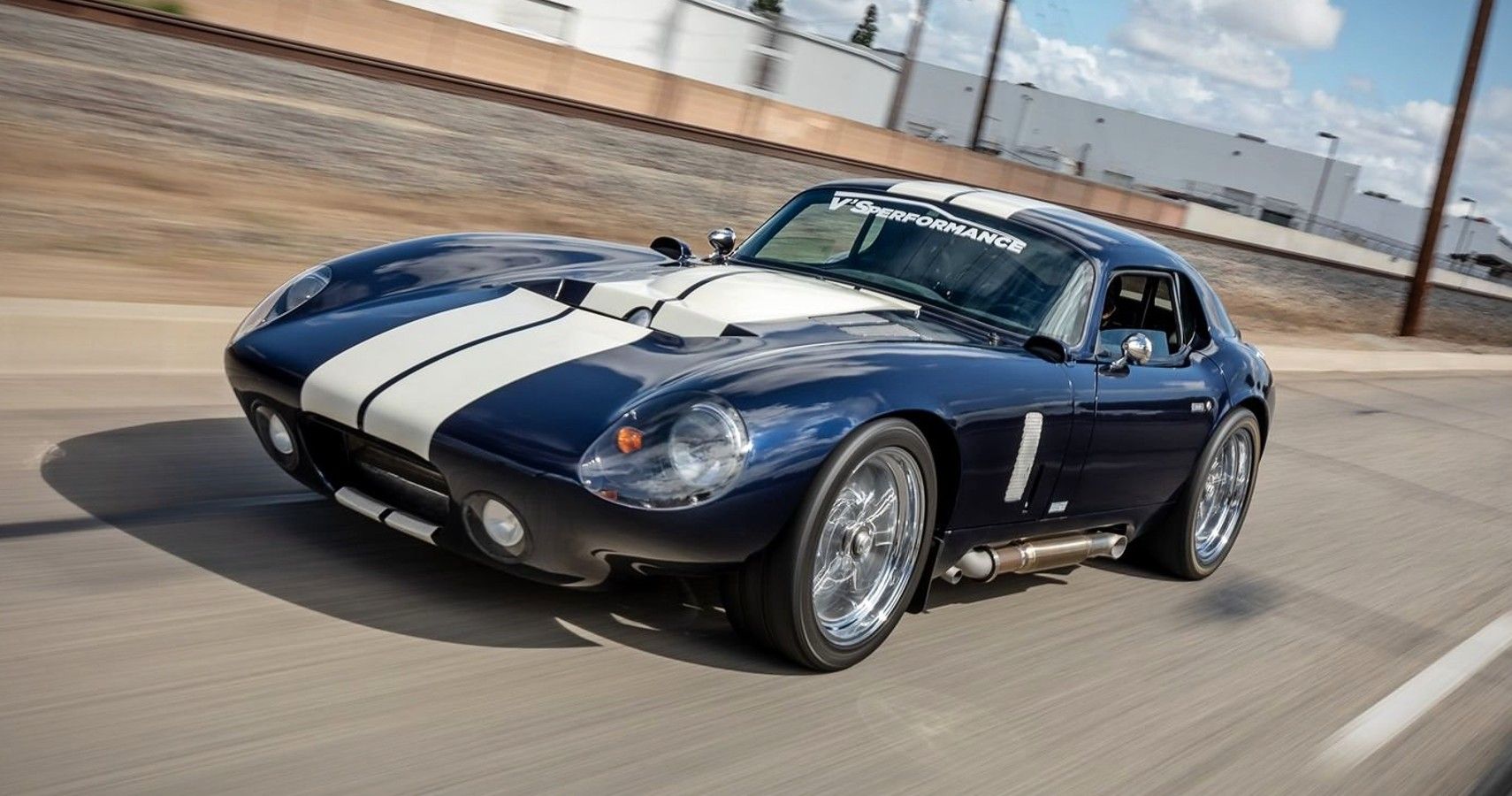 Shelby Cobra Daytona Coupe 1964 dirigindo